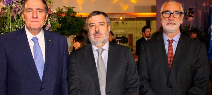 Director de Fonasa participa en ceremonia de reconocimiento al director de la Organización Panamericana de la Salud