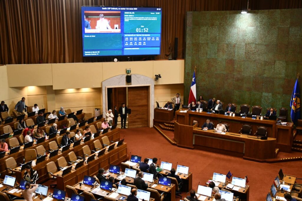 El director de Fonasa, Camilo Cid junto a la Ministra de Salud Ximena Aguilera en la cámara de Diputados y Diputadas